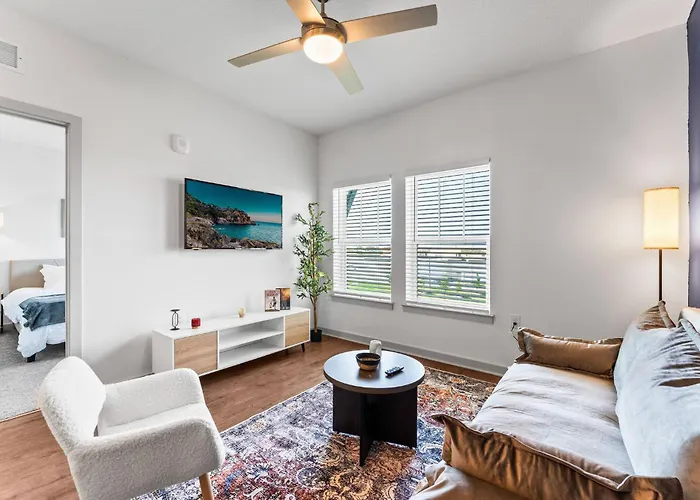 Complete Spacious King Retreat W Gym Pool Close To Parks
