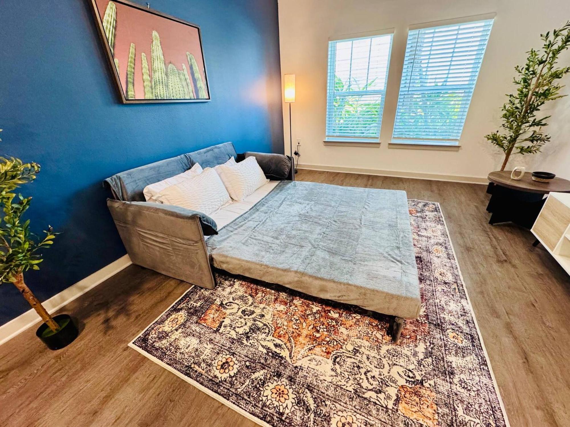 Apartment Complete Spacious King Retreat W Gym Pool Close To Parks