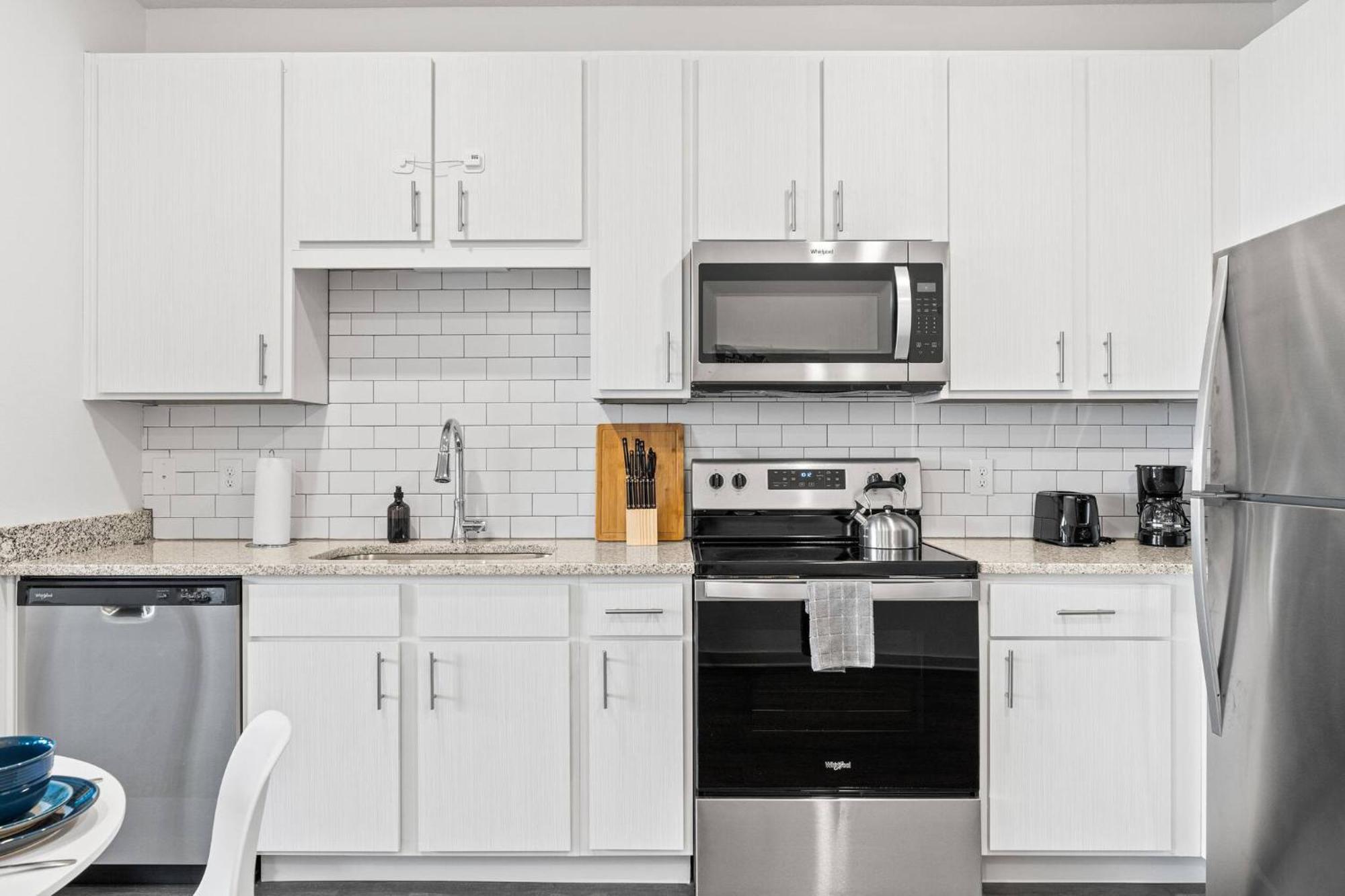 Apartment Complete Spacious King Retreat W Gym Pool Close To Parks *