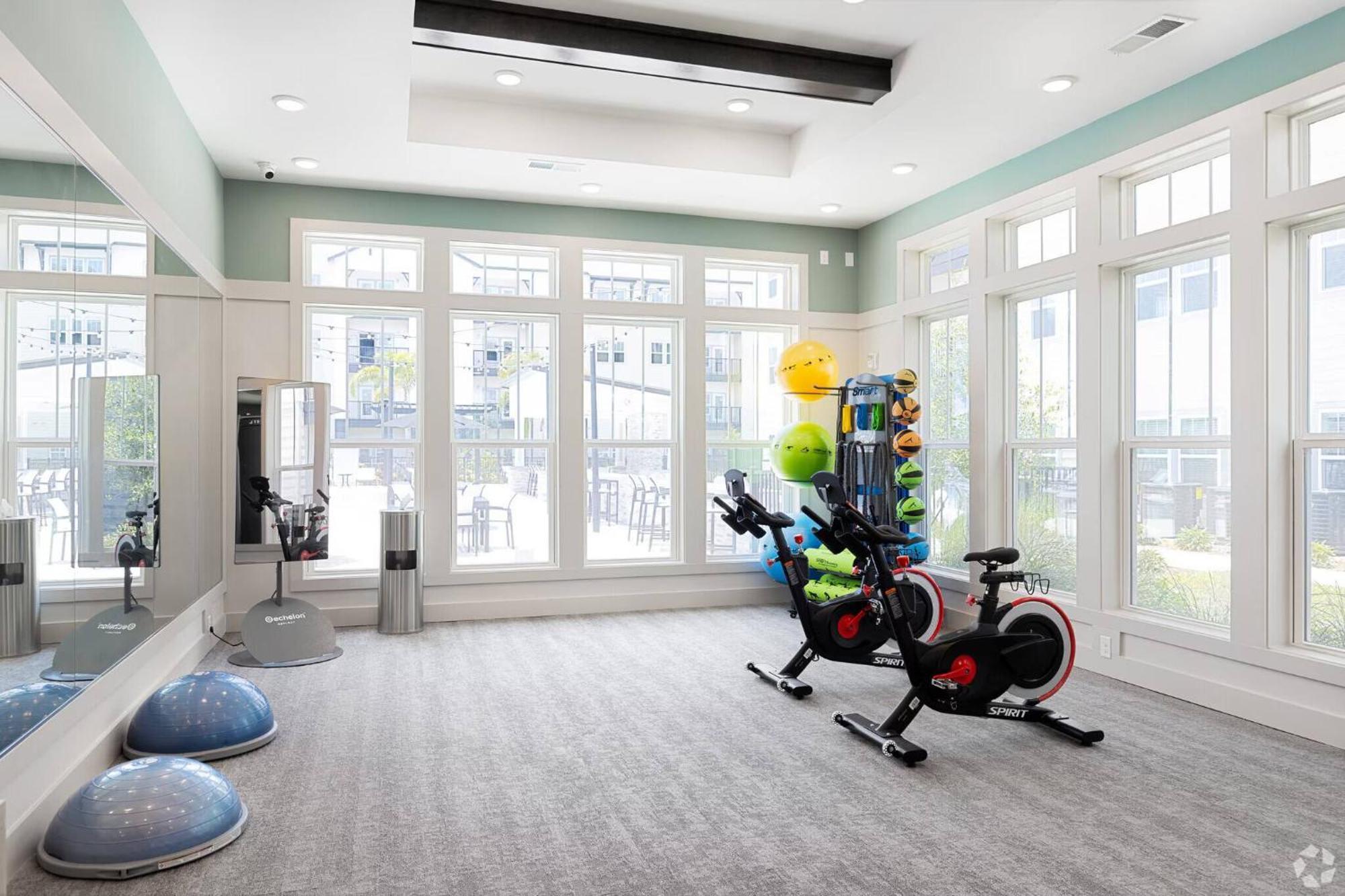 Complete Spacious King Retreat W Gym Pool Close To Parks