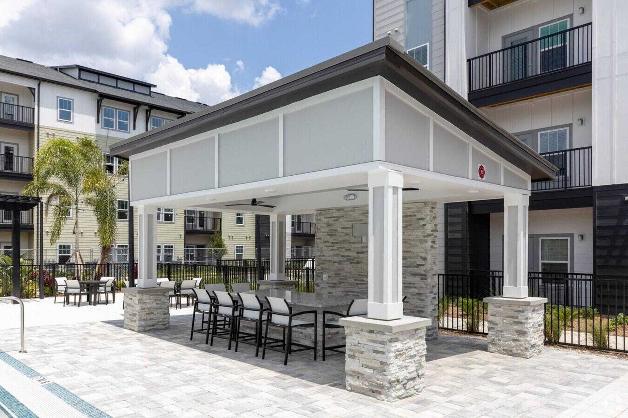Apartment Complete Spacious King Retreat W Gym Pool Close To Parks *