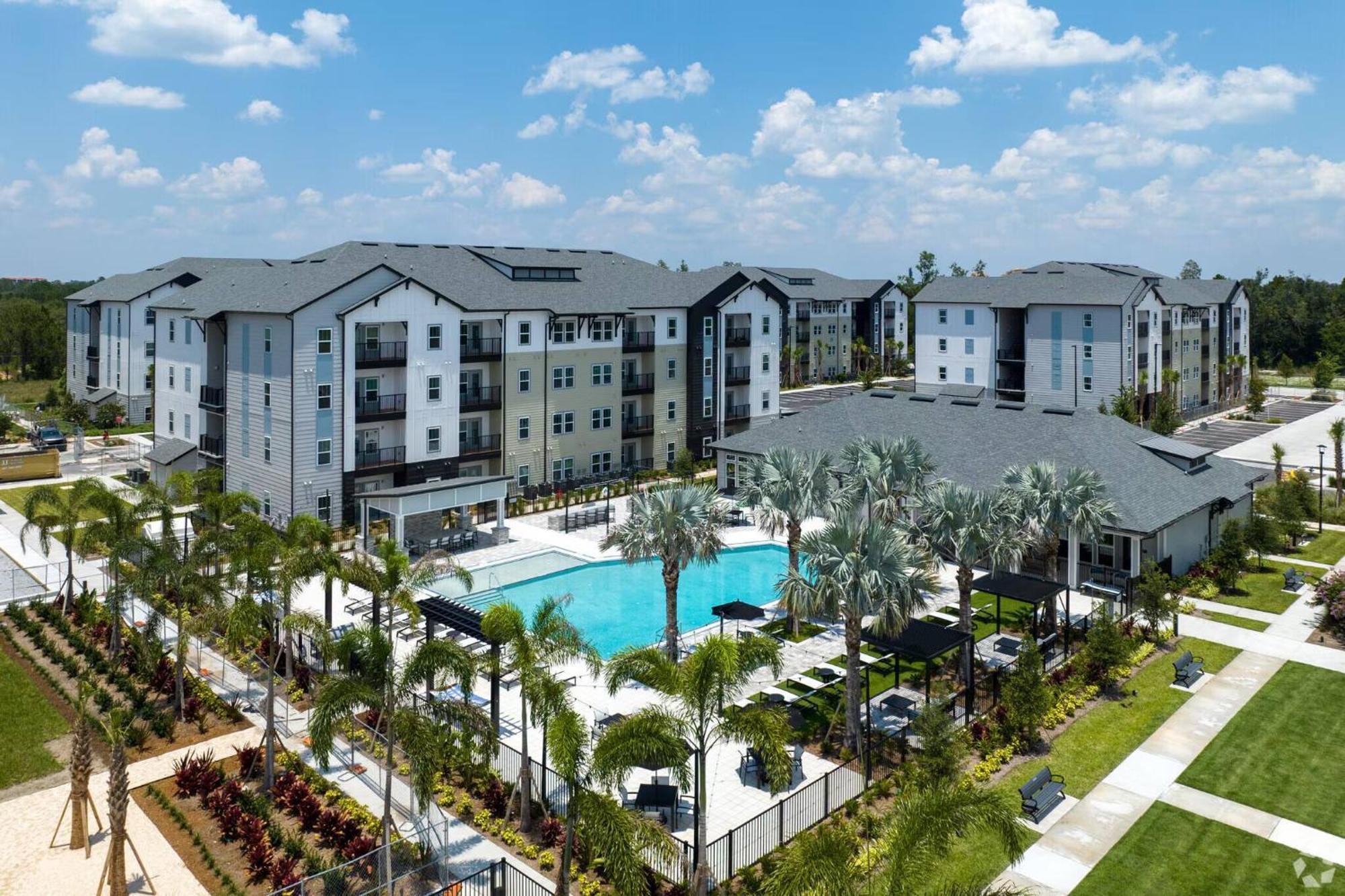 Complete Spacious King Retreat W Gym Pool Close To Parks Apartment