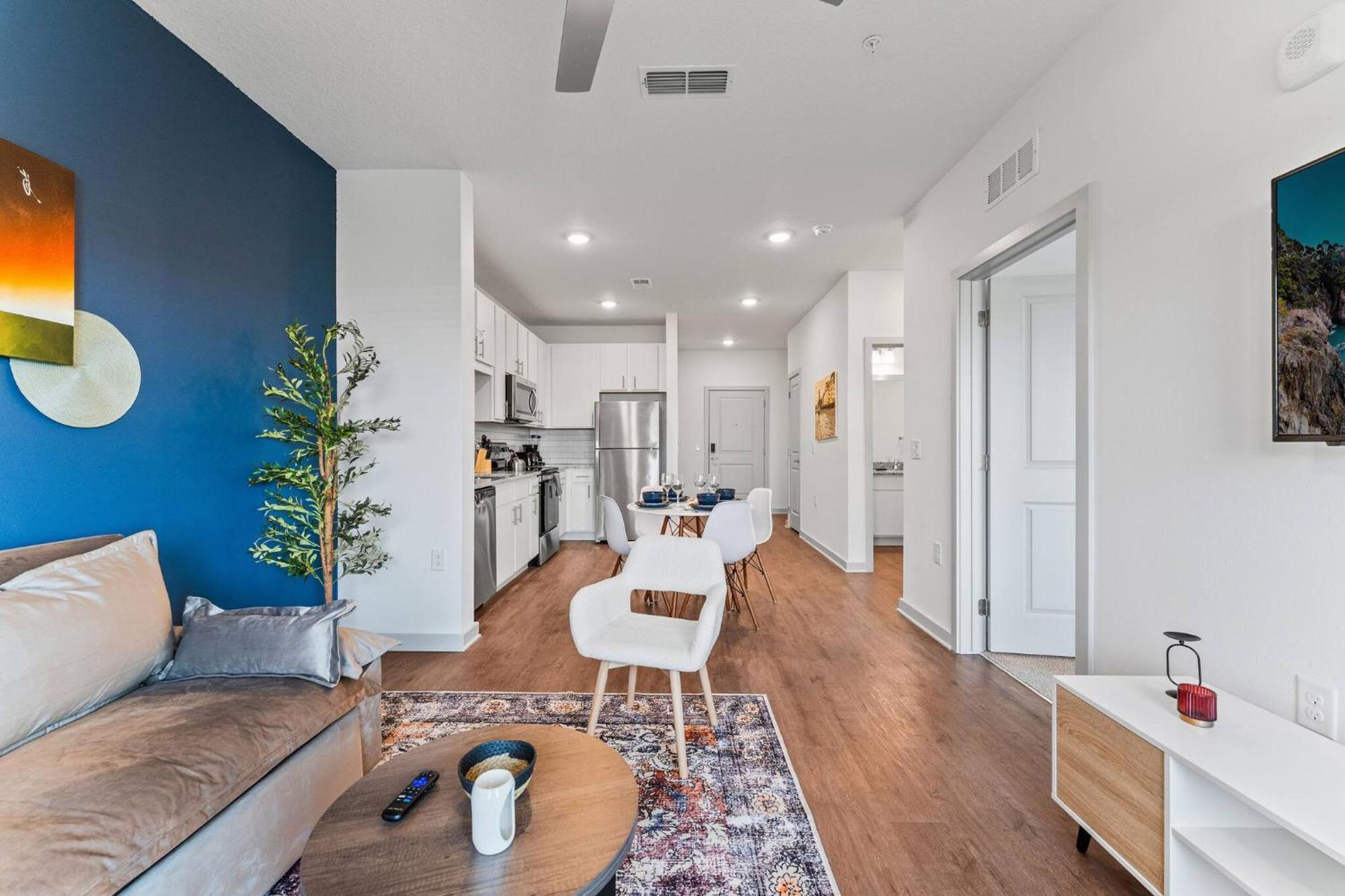 Complete Spacious King Retreat W Gym Pool Close To Parks Apartment *