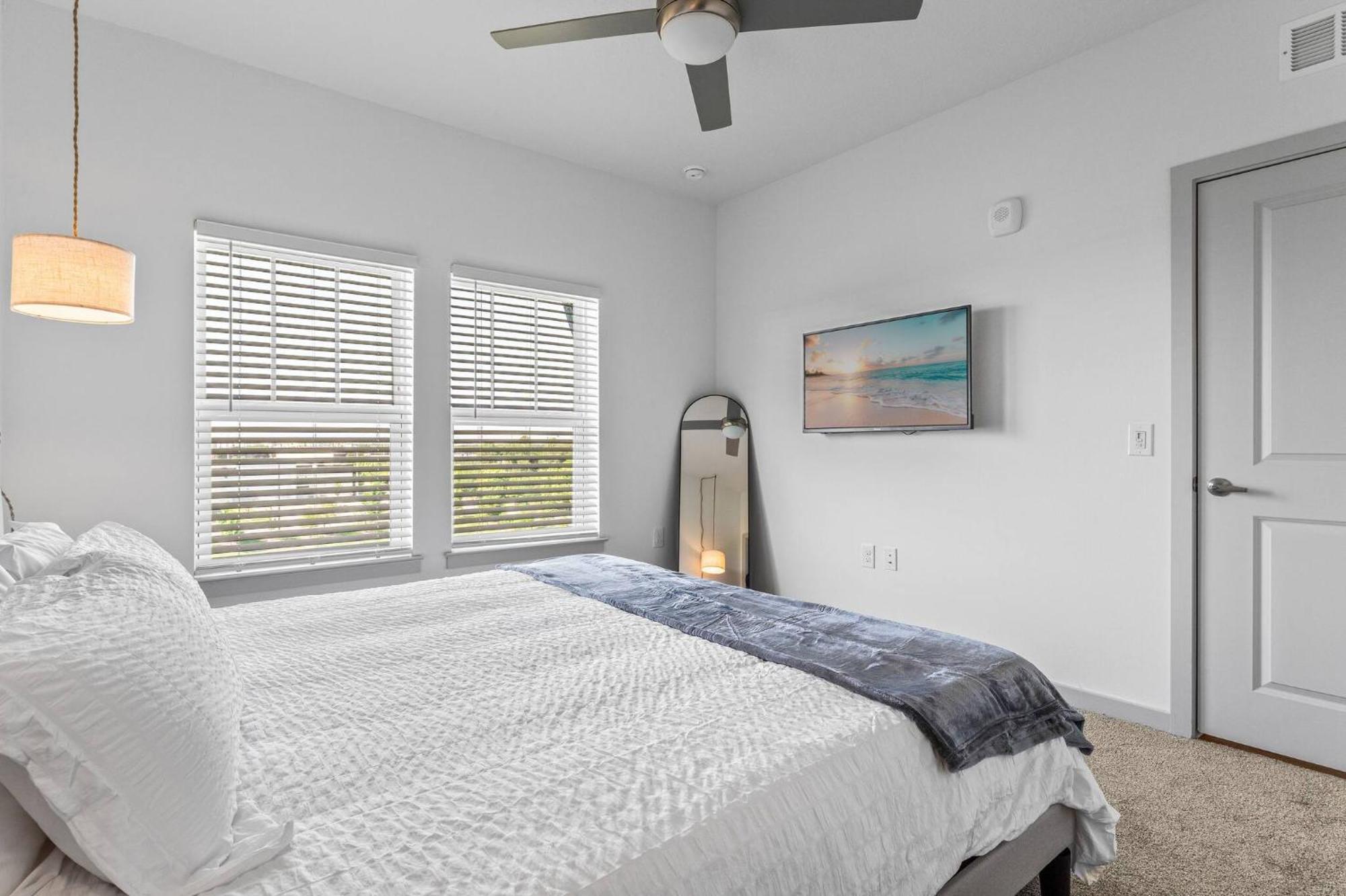 Apartment Complete Spacious King Retreat W Gym Pool Close To Parks *