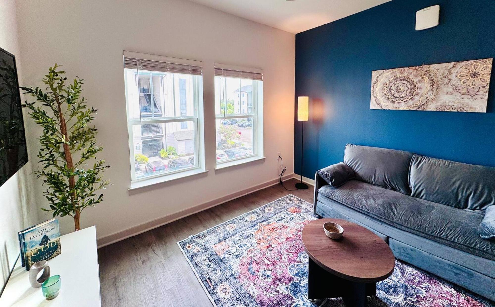 Apartment Complete Spacious King Retreat W Gym Pool Close To Parks